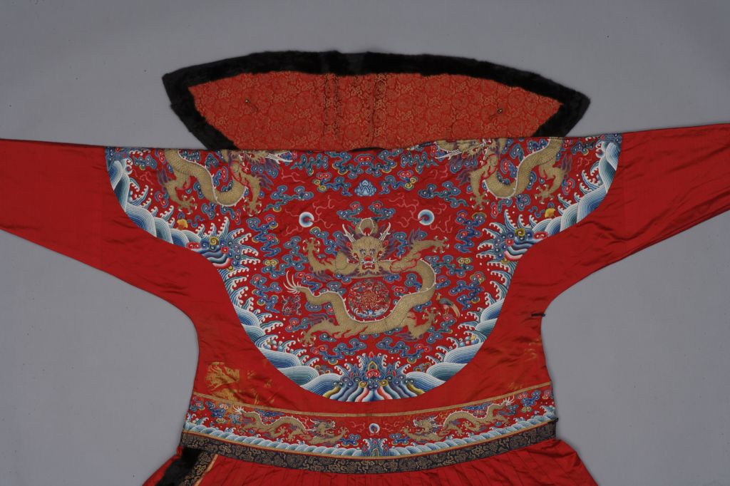 图片[4]-Bright Red Satin Embroidered Colorful Cloud Golden Dragon Jagged Robe-China Archive